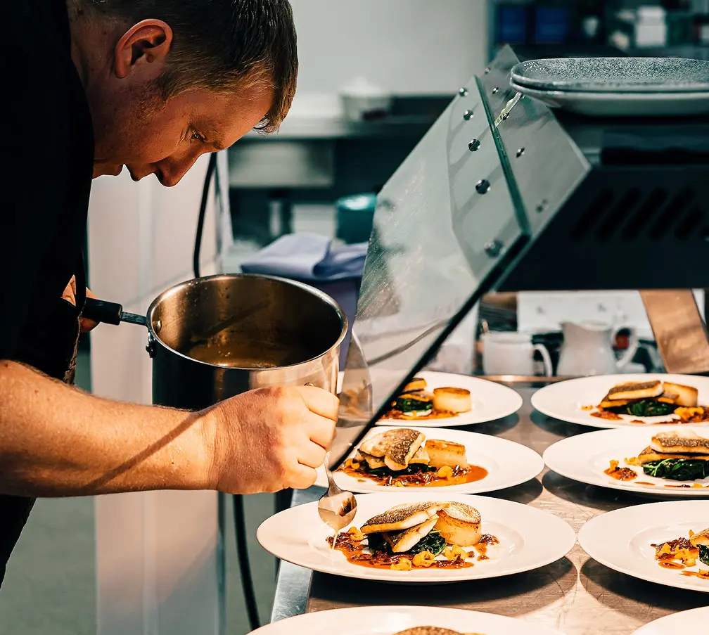 Chef preparando platos de un restaurant en terrazas san Cristóbal